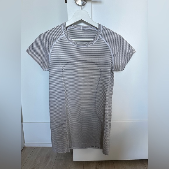 🍋 Lululemon Run: Swiftly Tech Short Sleeve Crew Size 8 - Picture 4 of 9